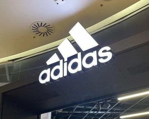 Branding firmowego sklepu Adidas. Podświetlany napis i niepodświetlane panele